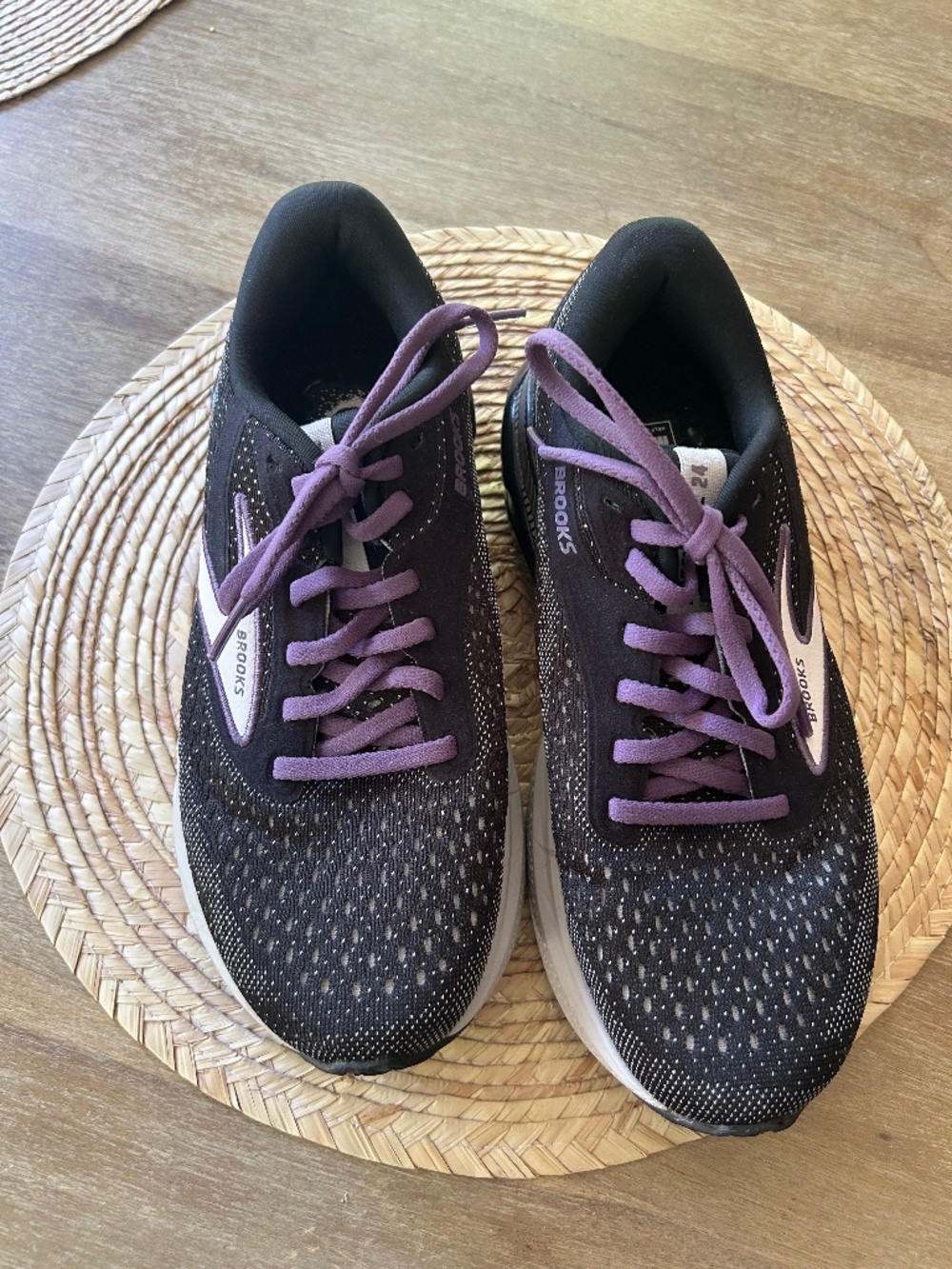 WOMEN'S BROOKS ADRENALINE GTS 24 RUNNING SHOES - SIZE 6.5